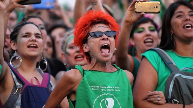 Mujeres en Argentina por la ley del aborto. REUTERS