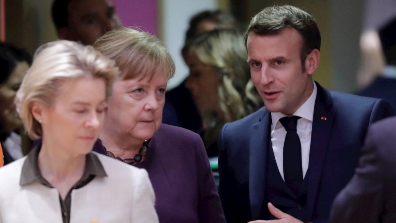 La presidenta de la Comisión Europea, Úrsula von der Leyen (i), la canciller alemana, Angela Merkel, y el presidente francés, Emmanuel Macron, conversan durante un encuentro del Consejo Europeo en Bruselas./ OLIVIER HOSLET (EFE)