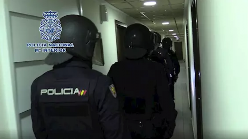 Imagen del operativo de la Policía Nacional en el que se han detenido a una veintena de personas por explotar sexualmente a más de 200 mujeres./ Policía Nacional