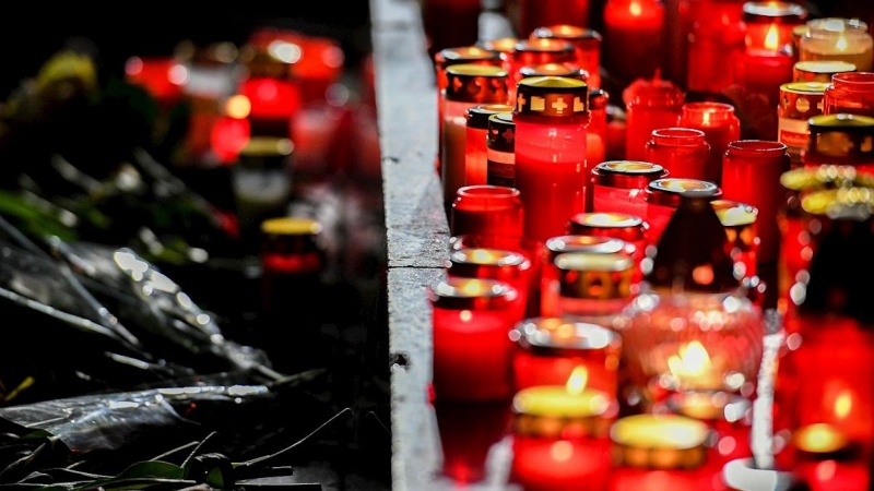 20/02 / 2020.- Se colocan flores y velas en el monumento conmemorativo de Brueder Grimm en Hanau, Alemania, el 20 de febrero de 2020. Al menos nueve personas murieron en dos tiroteos en bares de shisha en Hanau, dijo la policía. Según los informes, el aut