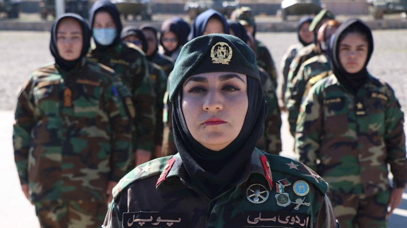 17/02/2020.- Mujeres del ejército afgano participan durante un entrenamiento militar, este lunes en Guzara, Afganistán. Los talibanes anunciaron este lunes la finalización del acuerdo con Estados Unidos tras más de un año de negociaciones, lo que permitir