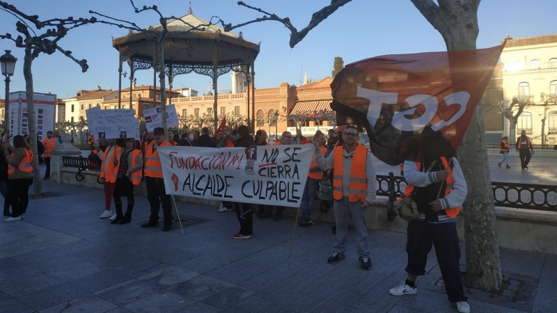 Trabajadores en una concentración contra el cierre de Fundación Nº1 en Alcalá de Henares, Madrid. / PÚBLICO