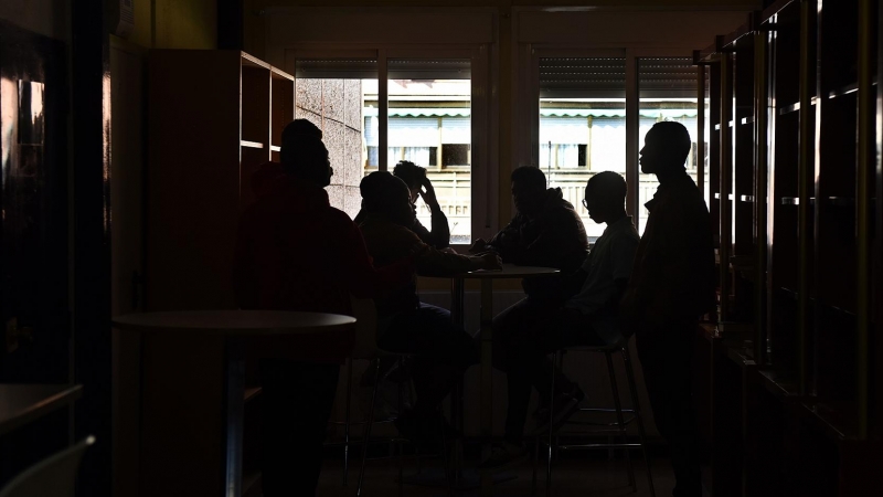 Jóvenes del Proyecto Ser durante un descanso. FERNANDO SÁNCHEZ.