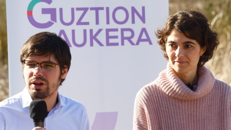 20/02/2020.-El secretario general de Podemos Euskadi, Lander Martínez (i), y la candidata a las primarias para liderar las listas a las elecciones vascas, Rosa Martínez (d), durante un acto en el que han presentado a las personas que integran su candidatu