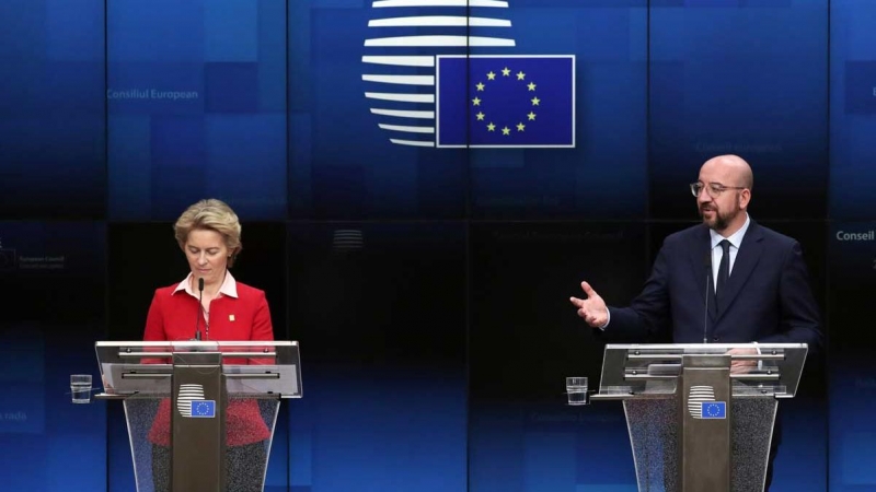 La presidenta de la Comisión Europea, Úrsula von der Leyen  y el presidente del Consejo Europeo, Charles Michel, comparecen ante la prensa en Bruselas. (REUTERS)