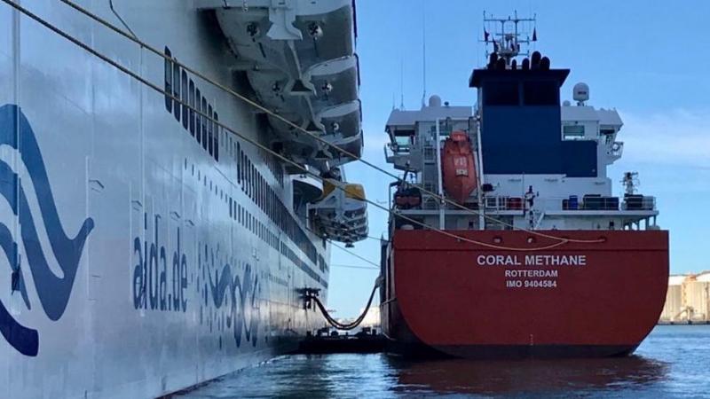 Abastecimiento de gas natural licuado a un barco.