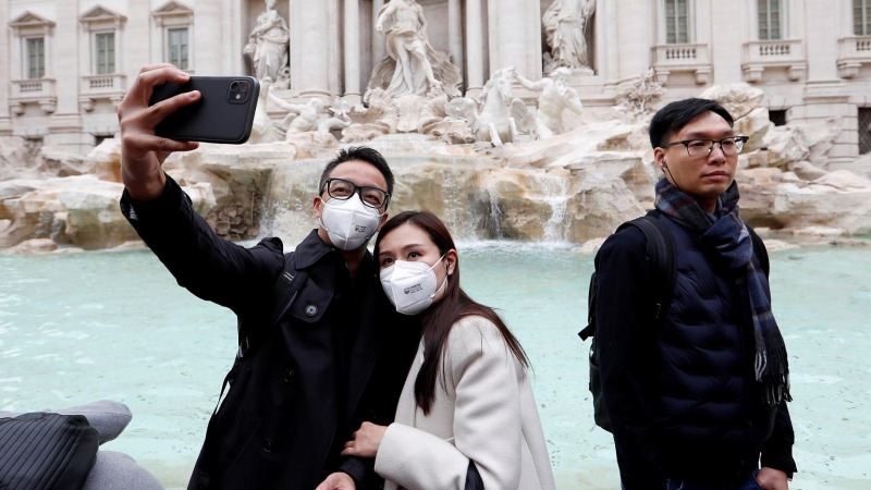 Unos turistas en la Fontana di Trevi. REUTERS