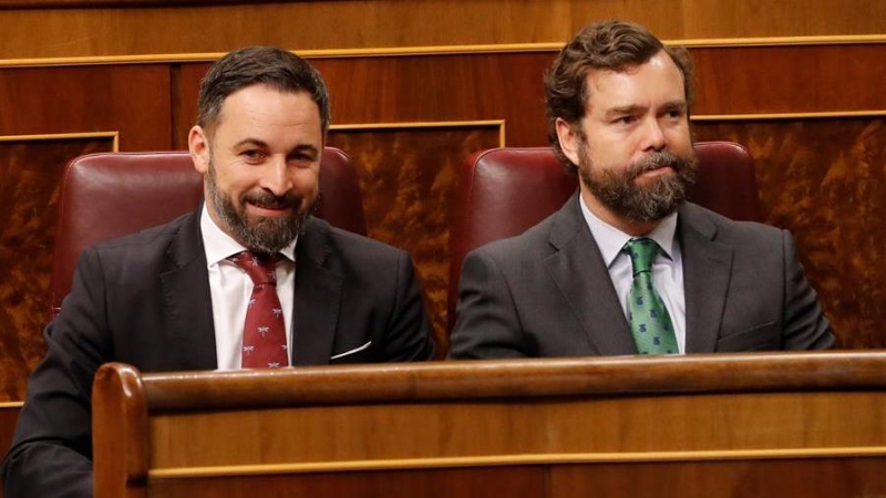 El líder de Vox, Santiago Abascal (i), y el portavoz del partido, Iván Espinosa de los Monteros, asisten a la sesión de control celebrada, este miércoles, en el Congreso de los Diputados en Madrid. EFE/ Ballesteros