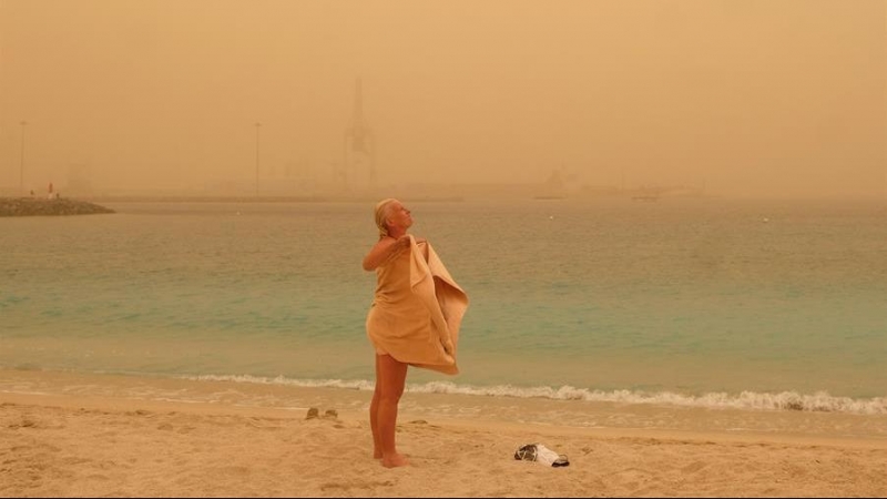 Canarias está afectada desde este sábado por una intensa calima (arena y polvo del desierto del Sáhara en suspensión) provocada por viento fuerte con rachas muy fuertes de componente este, que se intensificará el domingo, y puede superar los 80-100 km por