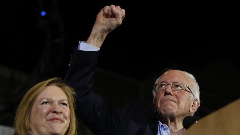 Bernie Sanders celebra la victoria en los caucus de Nevada. REUTERS/Mike Segar