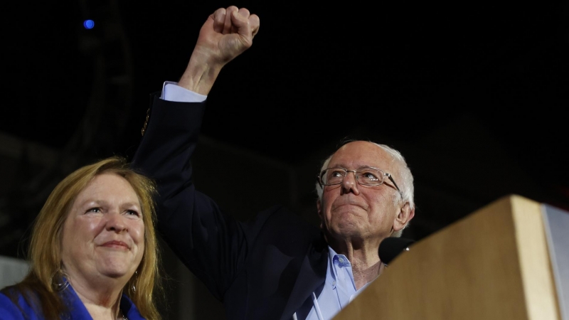 Bernie Sanders celebra la victoria en los caucus de Nevada. REUTERS/Mike Segar