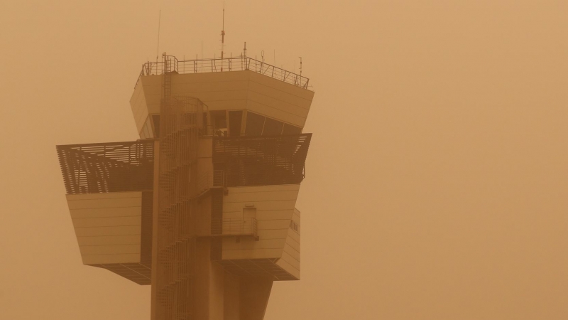 La torre de control del aeropuerto de Gran Canaria, durante la calima. REUTERS