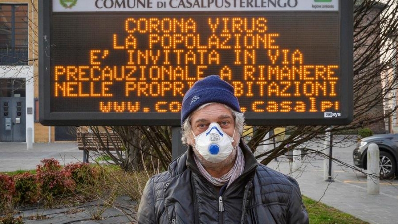 Un hombre que llevaba una mascarilla protectora en Casalpusterlengo, una de las ciudades del norte de Italia bajo encierro debido al nuevo brote de coronavirus. | EFE