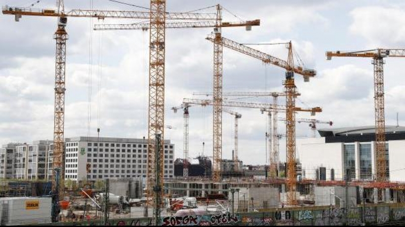 Vista de varias grúas en una zona de construcción en Berlín. | Felipe Trueba (EFE)