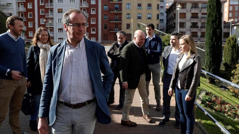 El presidente del PP vasco, Alfonso Alonso en una reciente visita la localidad de Eibar, acompañado por dirigentes y cargos del PP vasco. EFE/Juan Herrero.