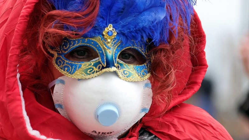 Las máscaras protectoras también han estado presentes en el Carnaval de Venecia. | Manuel Silvestri (Reuters)