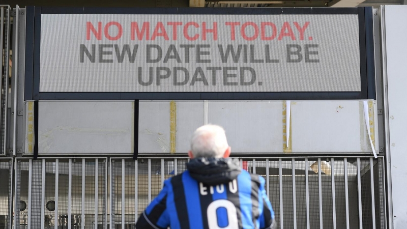 Un hombre ante el Estadio de San Siro después de conocerse la suspensión del partido. REUTERS/Daniele Mascolo