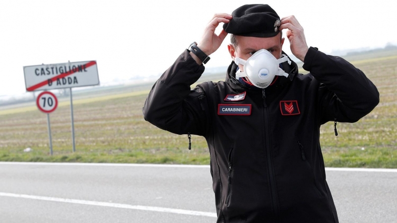 Un Carabinieri se ajusta el sombrero en el término municipal de Castiglione D’Adda una de las localidades afectadas por el brote de coronavirus. REUTERS/Guglielmo Mangiapane