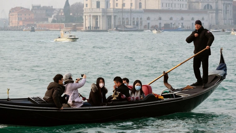 Turistas asiáticos paseando en góndola con máscaras protectoras ante la posibilidad de contagio del brote de coronavirus. REUTERS/Manuel Silvestri