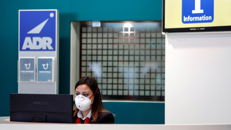 Una trabajadora del aeropuerto de Fiumicino en Roma se protege con una máscara después de que se confirmara el primer caso de coronavirus en Italia. REUTERS/Yara Nardi