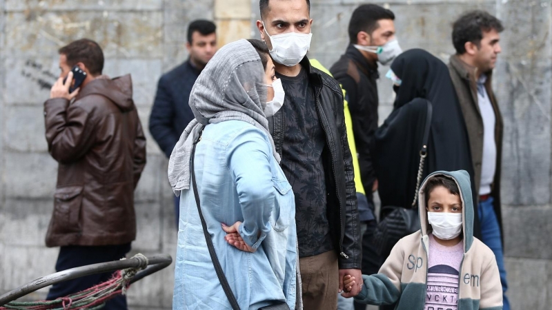 Una familia iraní lleva puesta máscara para prevenir el contagio por coronavirus en el Gran Bazar de Teheran. | Reuters