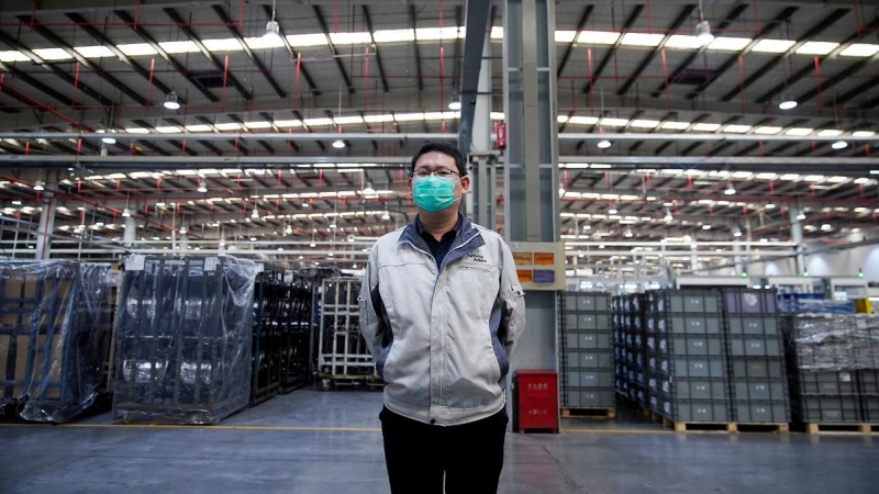 Un trabajador posa con una máscara en una fábrica de Shanghai. REUTERS/Aly Song