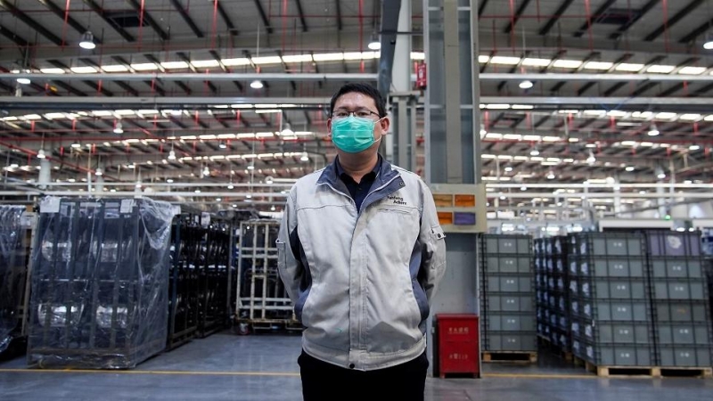 Un trabajador posa con una máscara en una fábrica de Shanghai. REUTERS/Aly Song