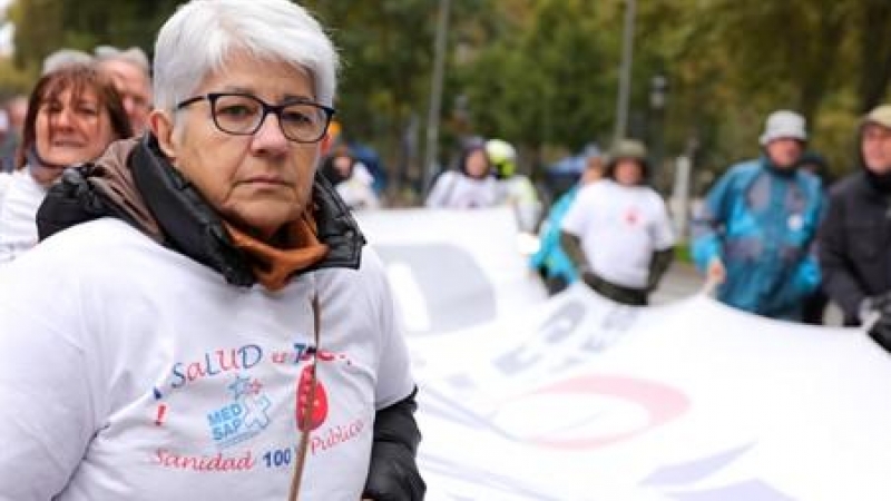 Una de las participantes en la manifestación de la Marea Blanca para defender la sanidad pública en la Comunidad de Madrid, que recorre la ciudad desde el Ministerio de Sanidad hasta la Plaza de Jacinto Benavente, en Madrid (España) a 17 de noviembre de 2