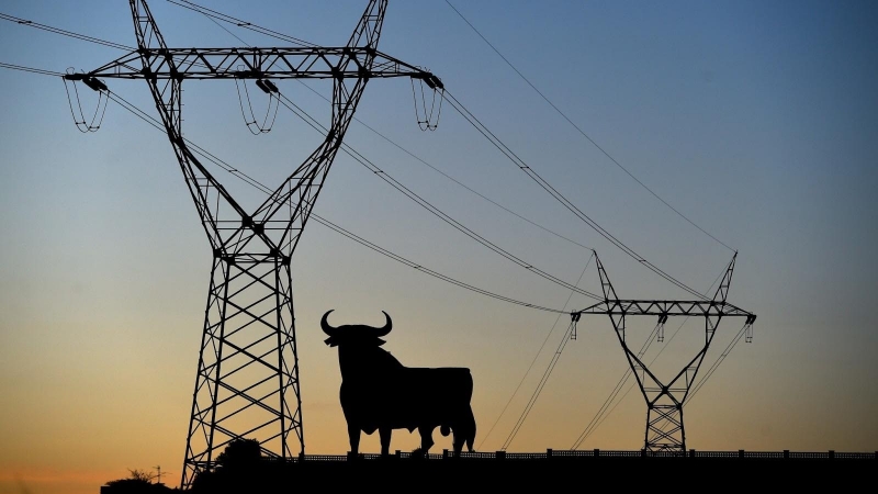 Torres eléctricas de alta tensión cerca de un toro de Osborne, en la localidad asturiana de El Berrón. REUTERS/Eloy Alonso