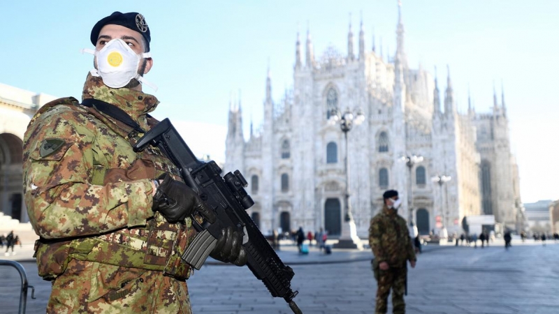 Militares con mascarilla junto a la catedral de Milán. - REUTERS