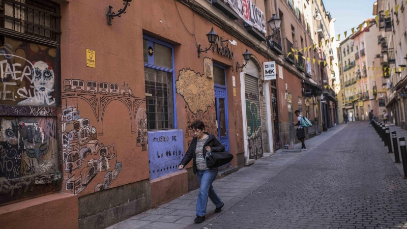 El bar Museo de la Radio, ya cerrado, bajo la pancarta de Bloques en lucha, en la calle Santa Ana de Madrid.- JAIRO VARGAS