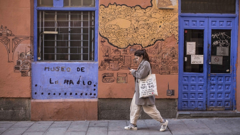 Una chica pasa por delante del Museo de la Radio de Madrid el pasado lunes.- JAIRO VARGAS