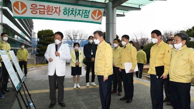 El presidente de Corea del Sur, Moon Jae-in, es informado sobre los nuevos casos de coronavirus en el país. - EUROPA PRESS