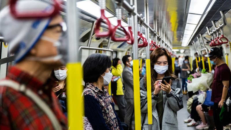Pasajeros en el metro de Hong Kong con mascarillas de protección. - AFP