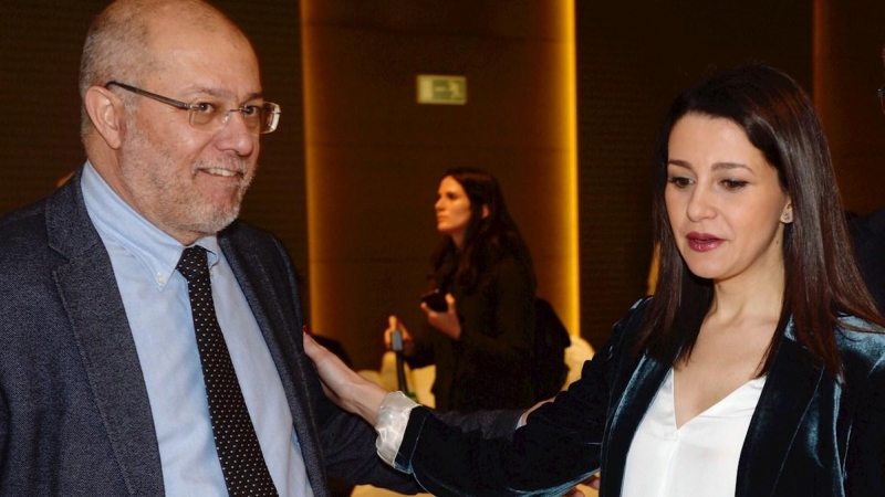 24/02/2020.- La presidenta y portavoz del Grupo de Ciudadanos en el Congreso de los Diputados, Inés Arrimadas (d), junto al vicepresidente de la Junta de Castilla y León, Francisco Igea (i), a su llegada esta mañana a un encuentro informativo organizado