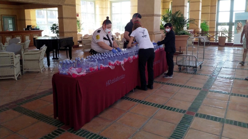 Imagen publicada por la agencia Reuters del interior del hotel de Tenerife donde unas mil personas permanecen aisladas. - REUTERS