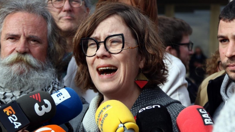 L'exdiputada de la CUP Eulàlia Reguant atenent a la premsa davant dels jutjats de Madrid aquest 25 de febrer del 2020.