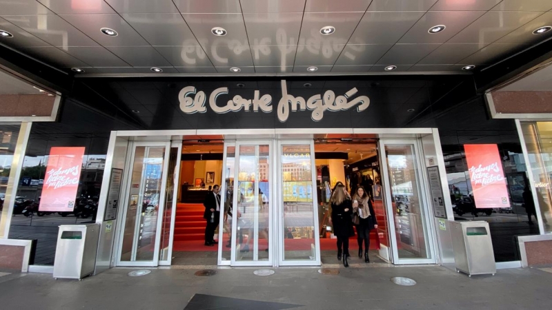 Entrada del edificio de El Corte Inglés de Nuevos Ministerios, en Madrid. E.P./Eduardo Parra