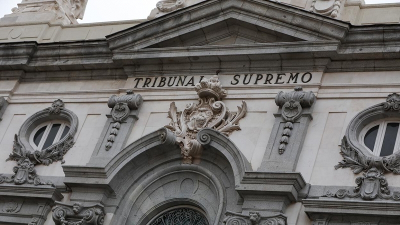 Escudo de España en la fachada del edificio del Tribunal Supremo, en Madrid. E.P./Jesús Hellín