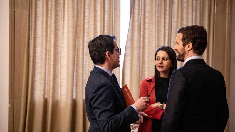 El líder del PP, Pablo Casado, conversa con la portavoz de Ciudadanos, Inés Arrimadas y el secretario del grupo 'naranja', José María Espejo.