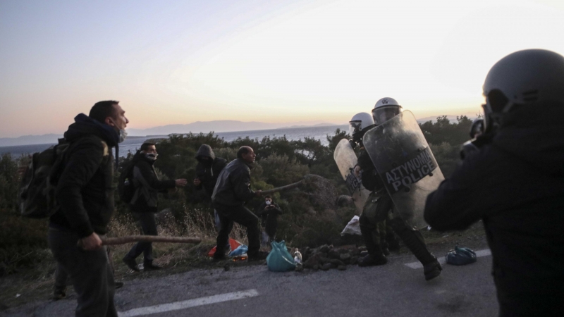 residentes de la isla griega de Lesbos se enfrentan con palos a la policía antidisturbios en el área donde el gobierno planea construir un nuevo centro de detención de migrantes, en la localidad de Karava.- REUTERS / Elias Marcou