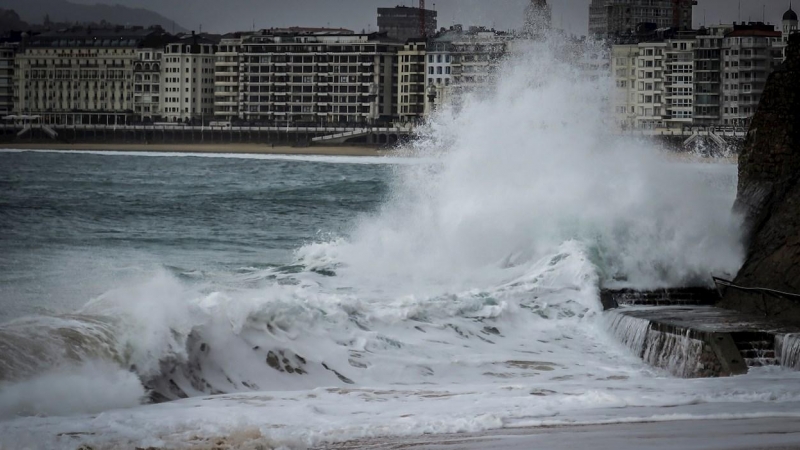 26/02/2020.- Una ola rompe este miércoles en el Pico del Loro de San Sebastián. El Departamento de Seguridad ha activado el aviso amarillo para la navegación en las dos primeras millas desde la costa ante la previsión de que la olas alcancen los cuatro me