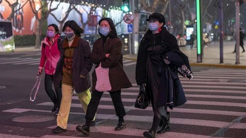 Peatones con mascarilla en una calle de Shanghai. - EUROPA PRESS