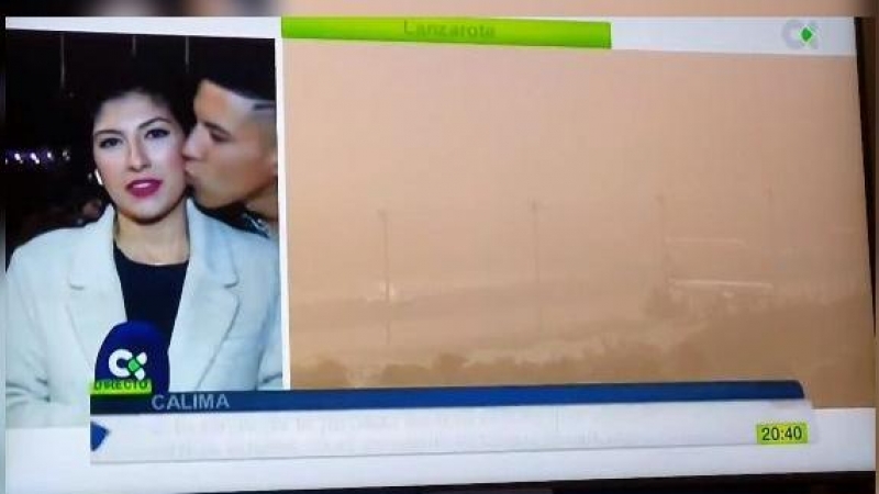 Momento en el que el acusado besa a la reportera de la televisión canaria.