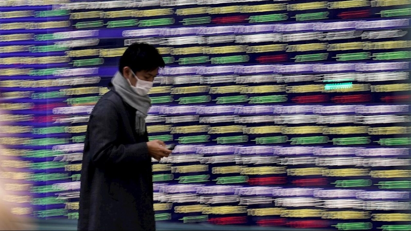 Un hombre con mascarilla en la ciudad de Tokio. - EFE