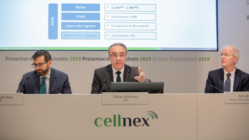 (I-D) El director de Finanzas de Cellnex, José Manuel Aisa, el consejero delegado, Tobías Martínez, y el director de Asuntos Públicos y Corporativos, Toni Brunet, en la presentación de resultados de 2019, en Barcelona. E.P./David Zorrakino