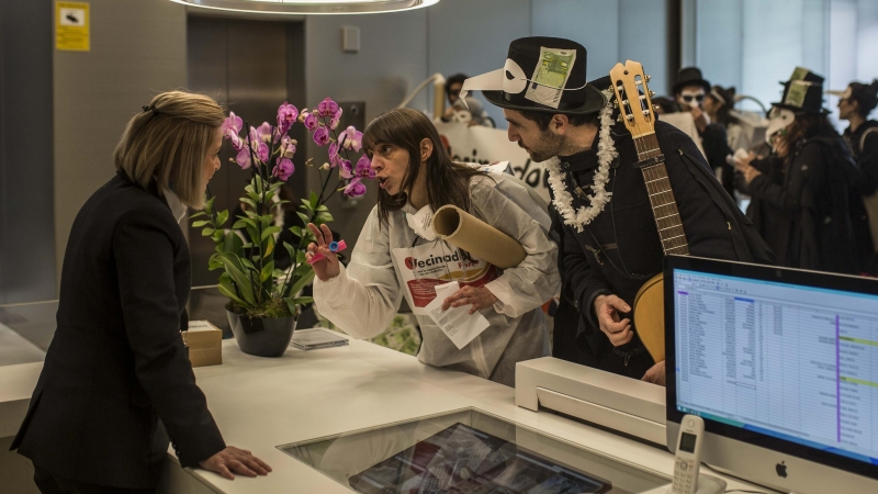 Dos activistas contra la especulación, durante la 'performance' contra el fondo de inversión Ares, en Madrid.- JAIRO VARGAS