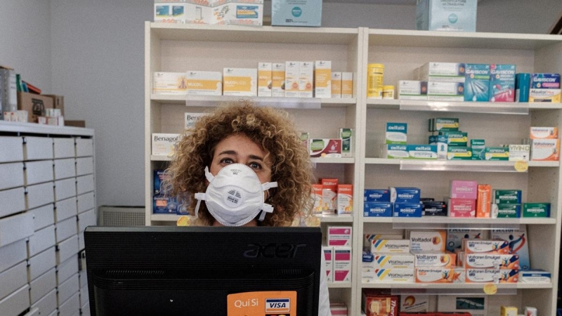 Una farmacéutica con mascarilla en Italia. / REUTERS