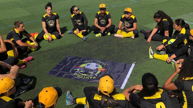 Las jugadoras de kickingball de las Panteras, en Tenerife.