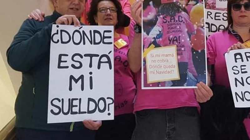 Manifestantes frente a la privatización de este servicio / Plataforma SAD de Asturias.